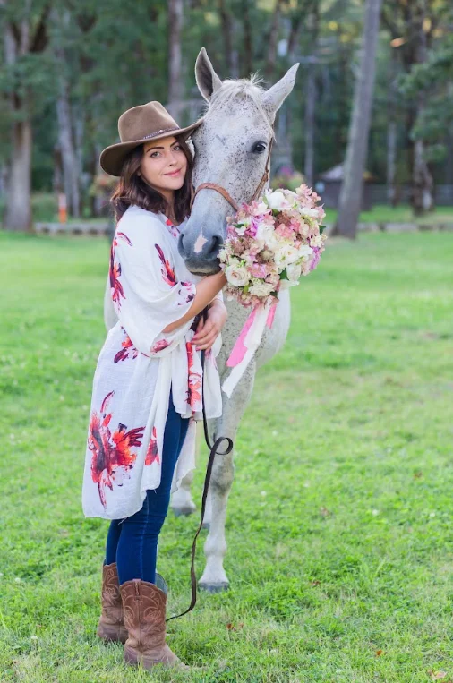 Corina Silva e cavalo resgatado no Santuário USA Hemp